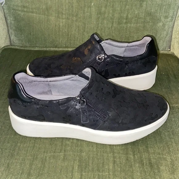 Clarks Layton Step slip-on shoes - Picture 3 of 9